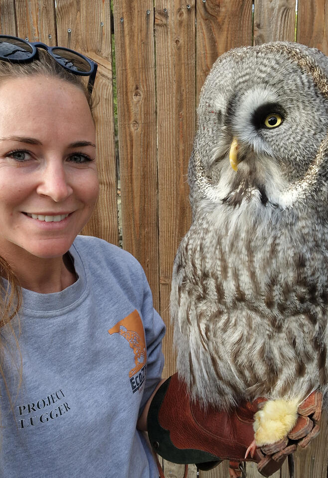 Marine soigneur animalier avec chouette Marine soigneur animalier avec chouette